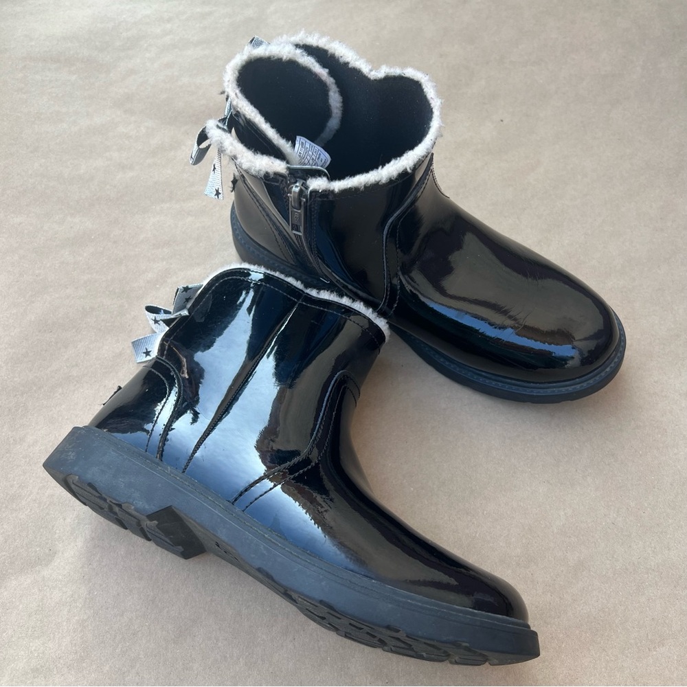 Ugg Lynde Patent Ankle Boot Size US 6